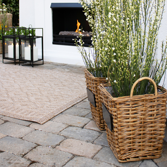 Pflanzkörbe aus Rattan – Natürliche Terrassendeko mit Grünpflanzen