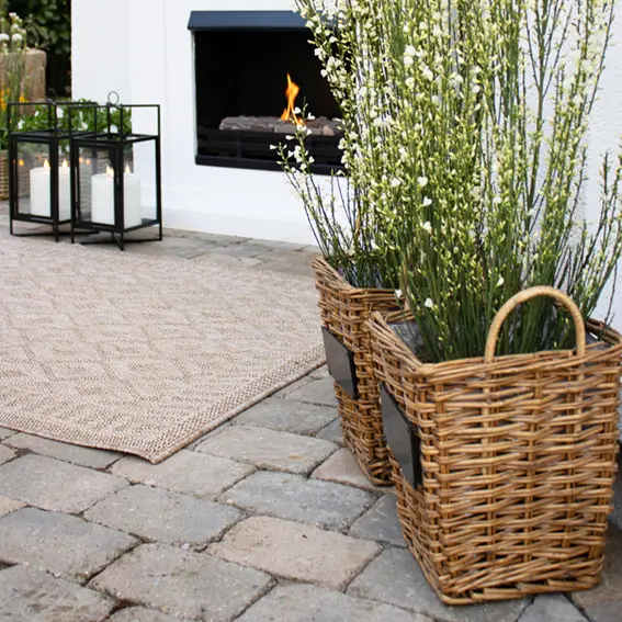 Pflanzkörbe aus Rattan – Natürliche Terrassendeko mit Grünpflanzen