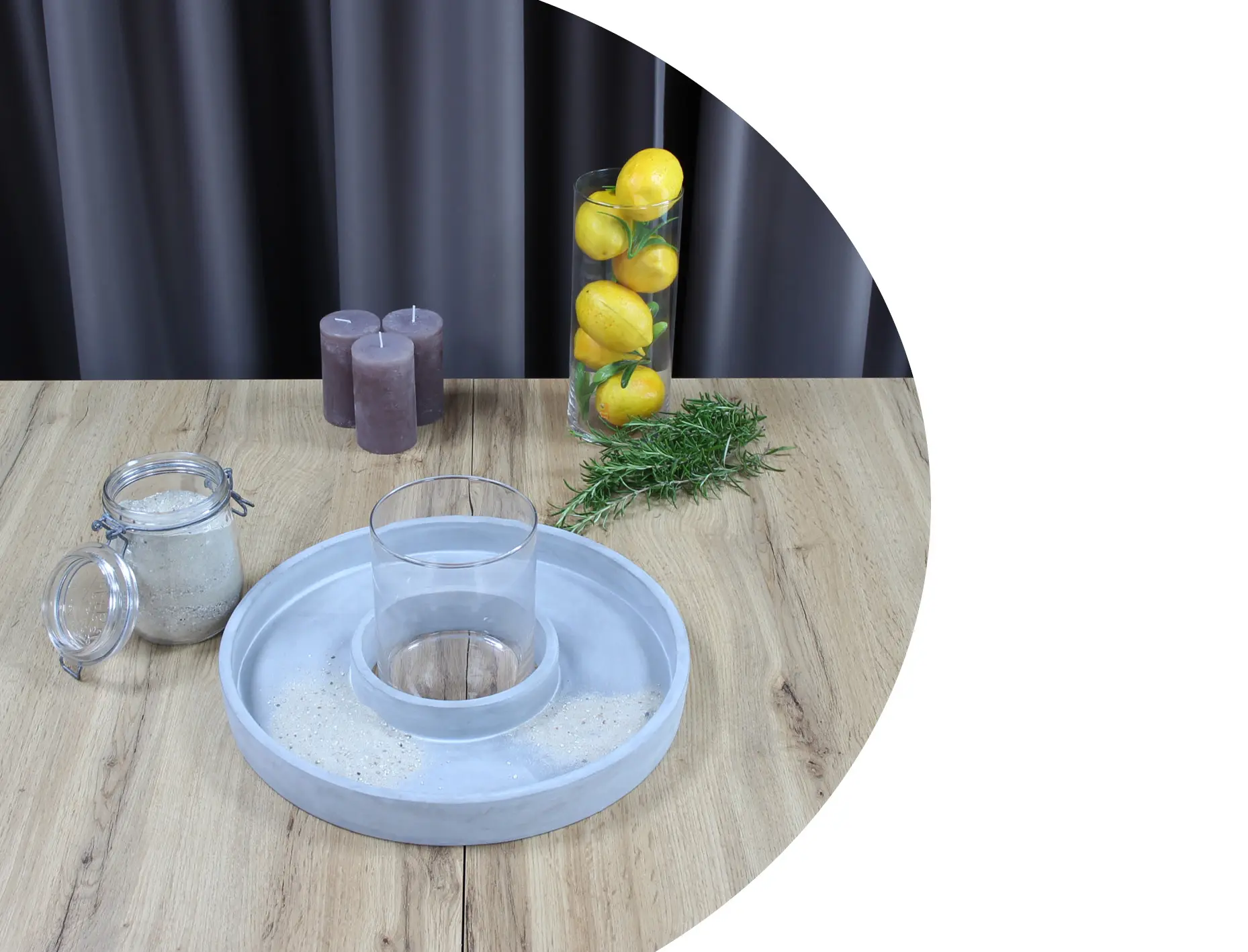 DIY‑Tischdeko: graues Dekotablett mit Glaszylinder, Zitronen, Rosmarin und Kerzenzubehör