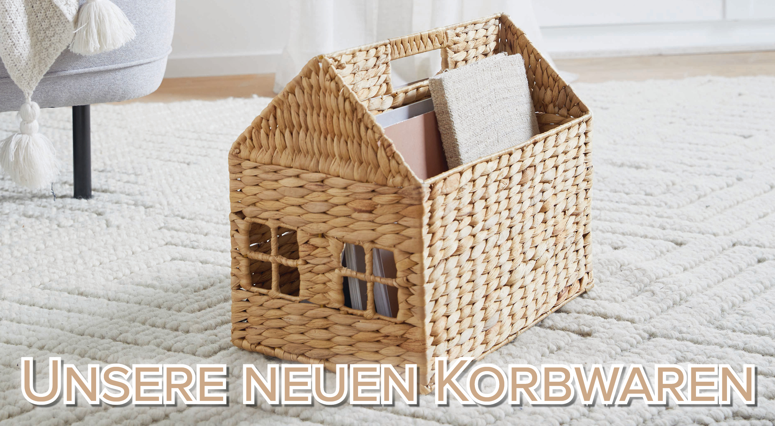 Zeitungsständer aus Korbgelecht in der Form eines Hauses