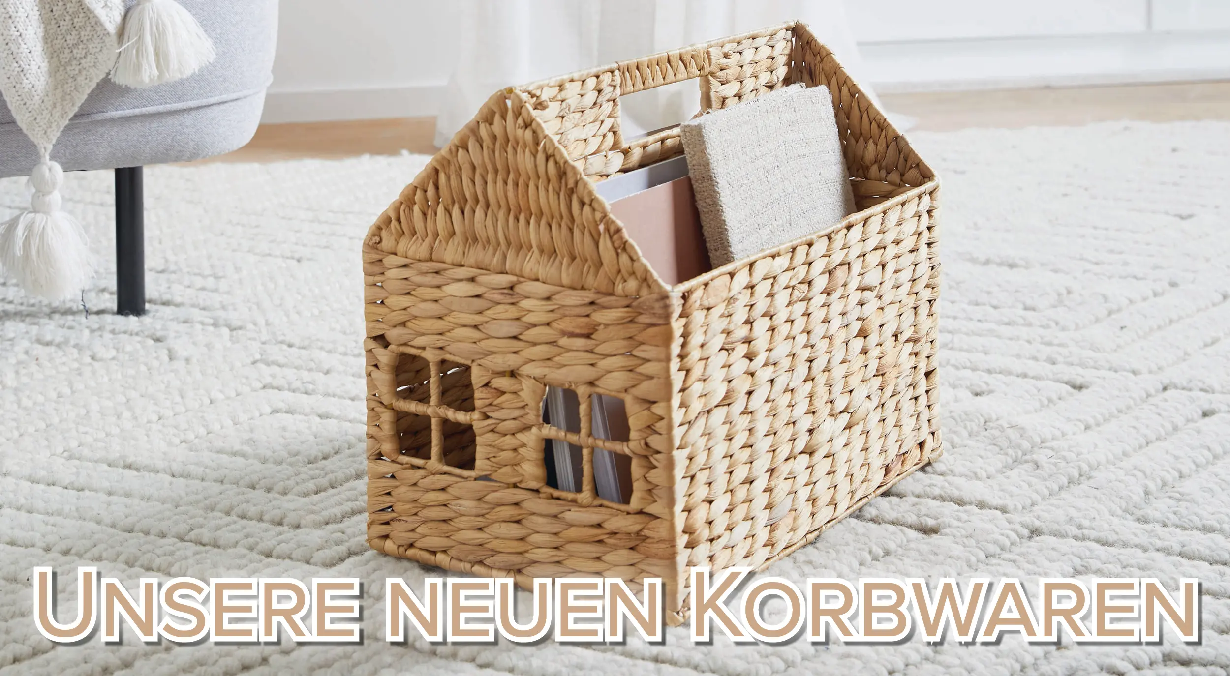 Zeitungsständer aus Korbgelecht in der Form eines Hauses