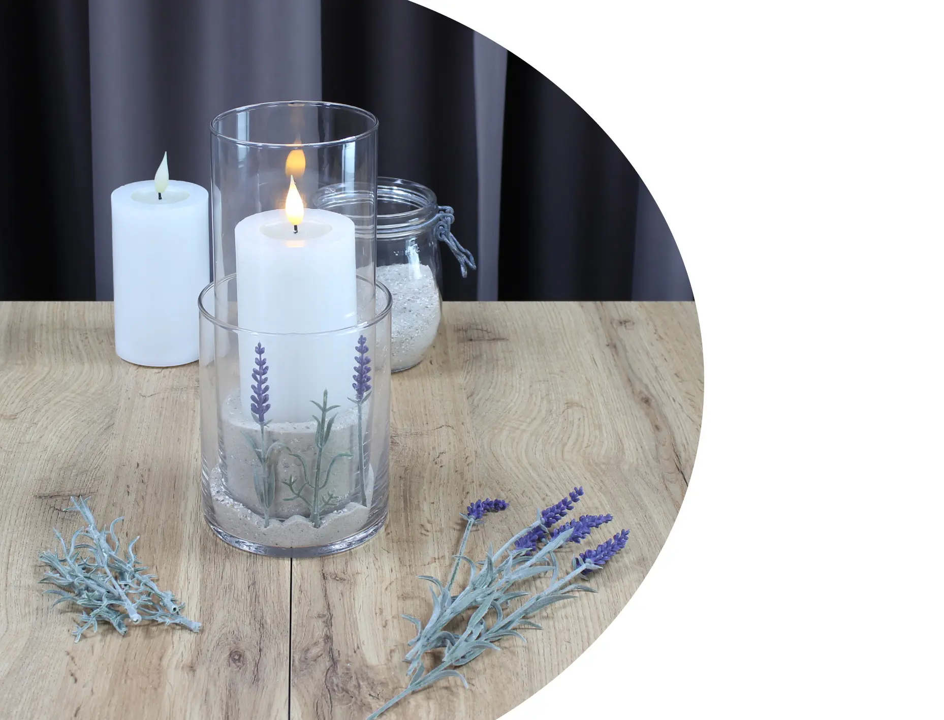 Kerzendeko: Glasgefäß mit weißer Kerze, Sand und Lavendelmotiv als provenzalische Tischdekoration