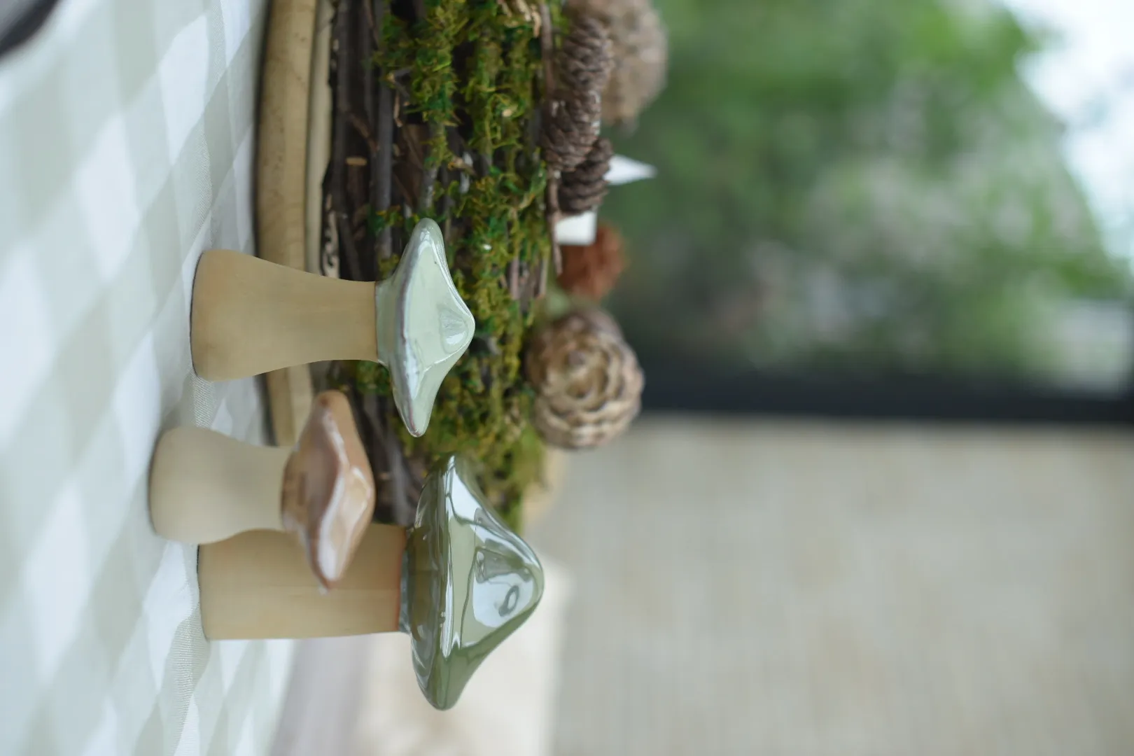 Herbstdeko: Keramikpilze in Grün und Braun als dekorative Tischgestaltung mit Naturmaterialien