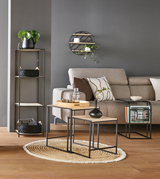Moderne Wohnzimmerdeko im Industrial Style mit Couch und Beistelltischen