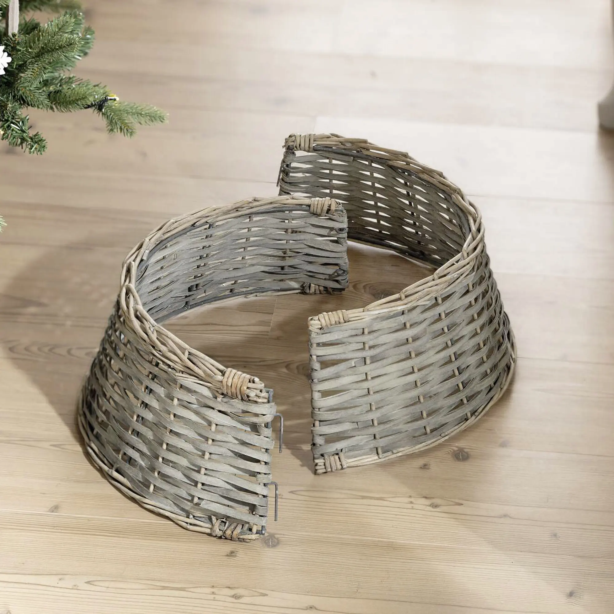 Weihnachtsbaumring "Grey" im Frank Flechtwaren Online Shop für Baumschmuck kaufen Weihnachtsbaumring "Grey" im Frank Flechtwaren Online Shop für Baumschmuck kaufen