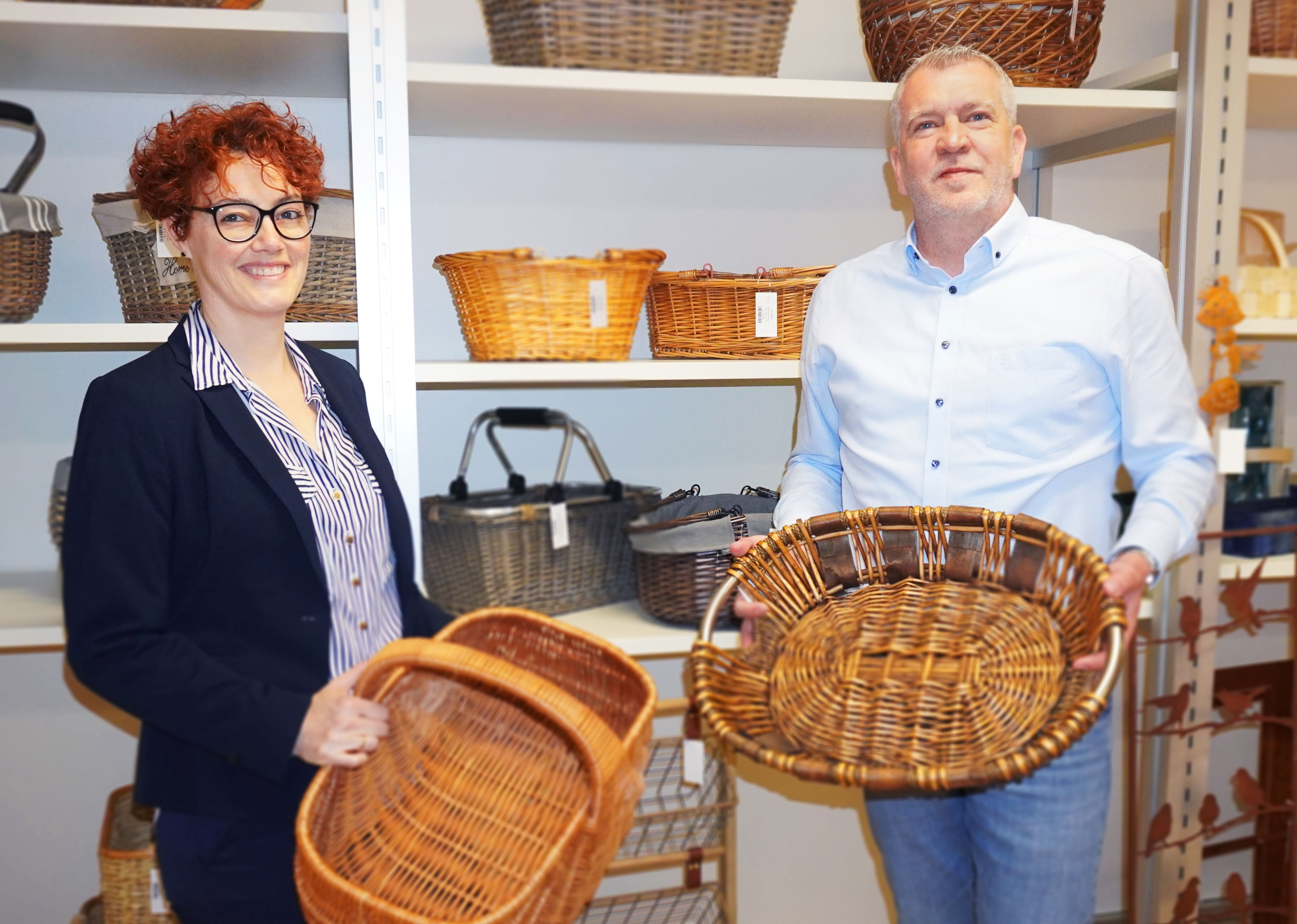 Unser Kundenservice Unsere Kundenservice-Mitarbeiter präsentieren unsere Korbwaren im Musterraum