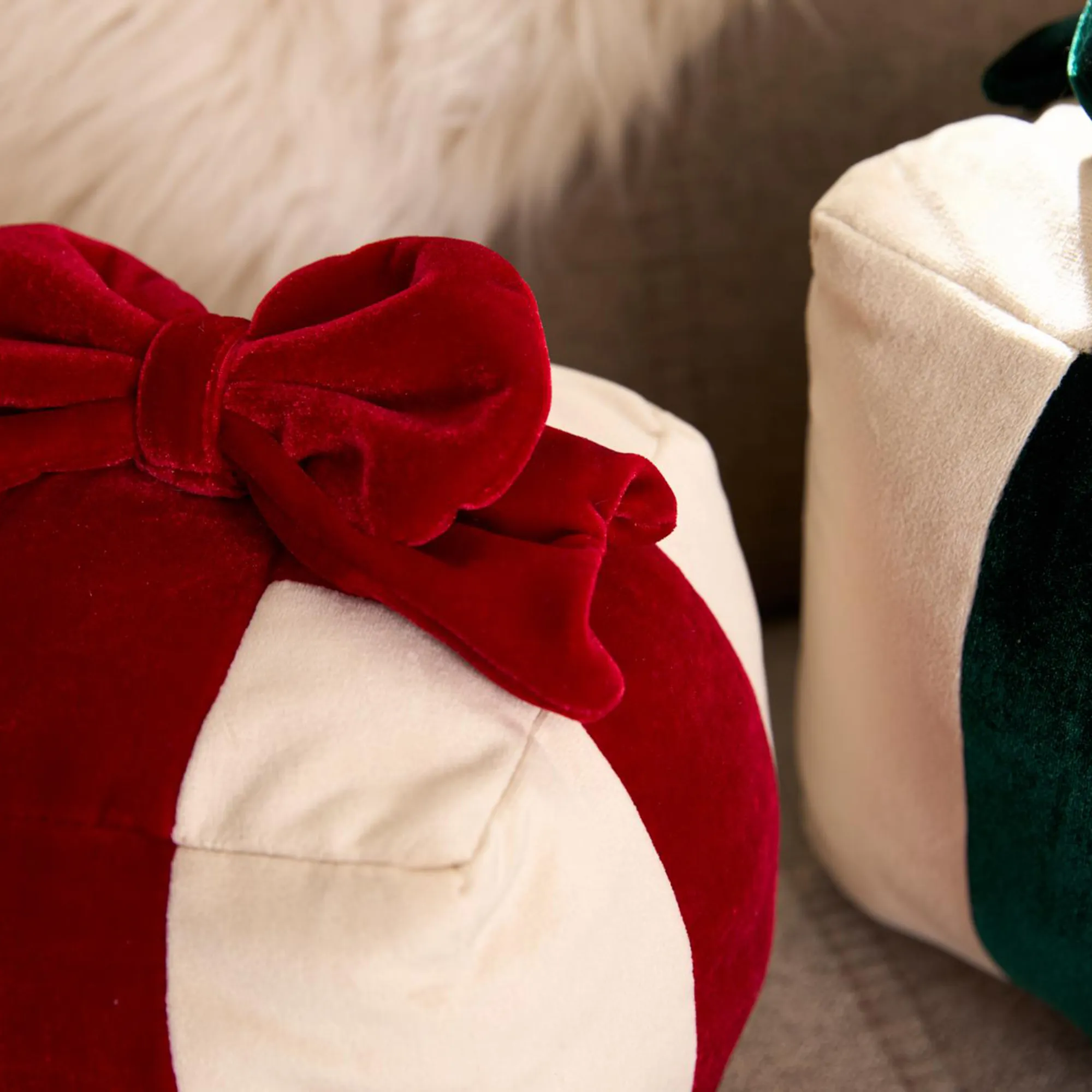 Deko-Kissen "Geschenk", 2er Set  im Frank Flechtwaren Online Shop für Weihnachtliche Kissen &amp; Kissenhüllen kaufen
