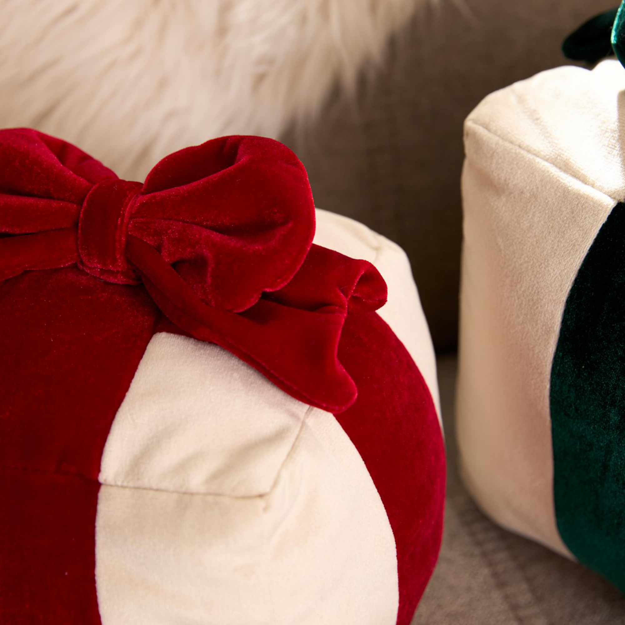 Deko-Kissen "Geschenk", 2er Set  im Frank Flechtwaren Online Shop für Weihnachtliche Kissen &amp; Kissenhüllen kaufen