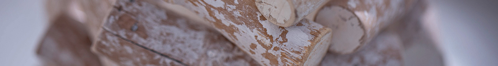 Nahaufnahme einer Deko aus gekalktem Holz im Stil des Shabby Chics