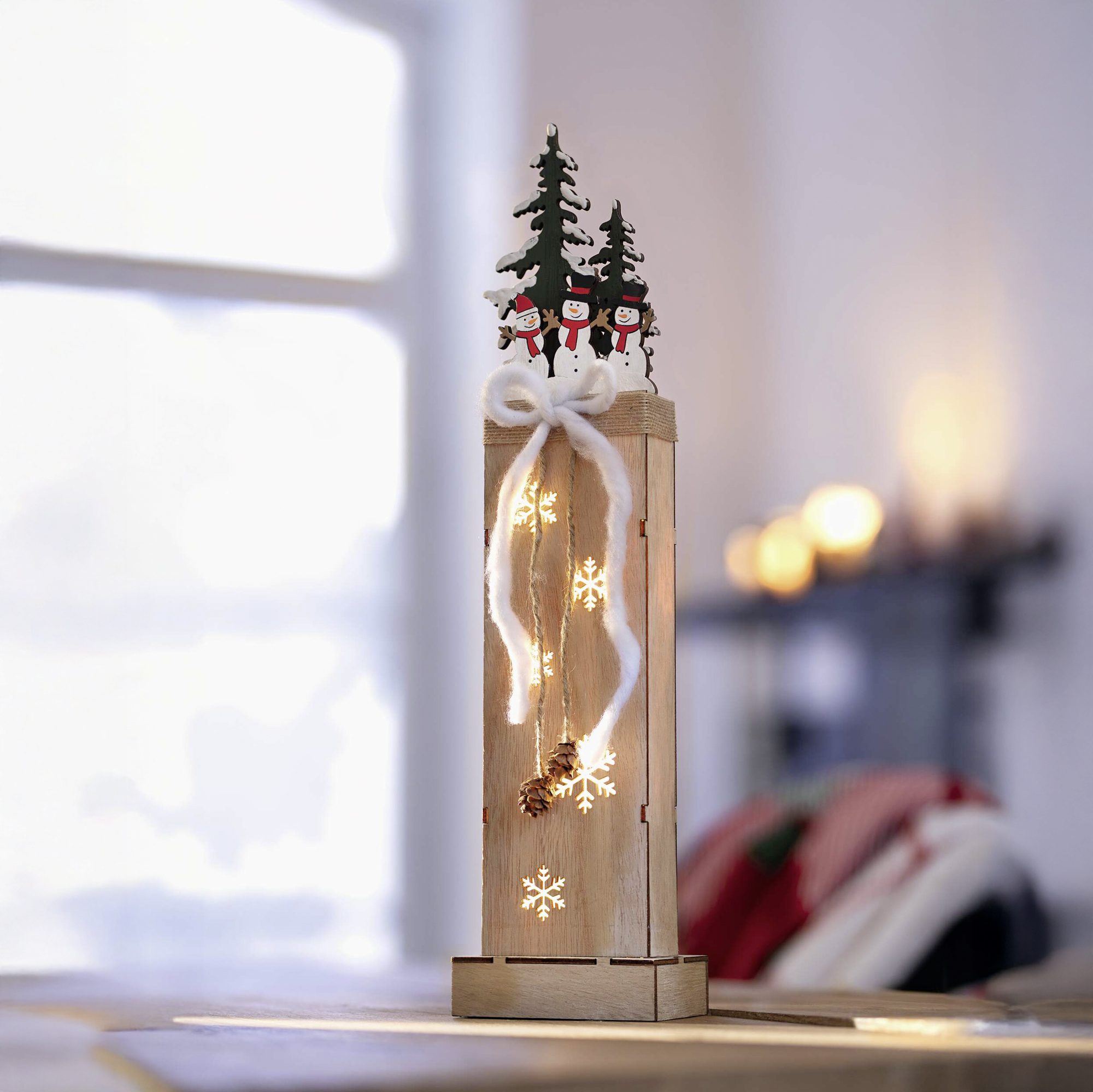LED-Säule "Schneemänner im Wald"  im Frank Flechtwaren Online Shop für Weihnachten kaufen