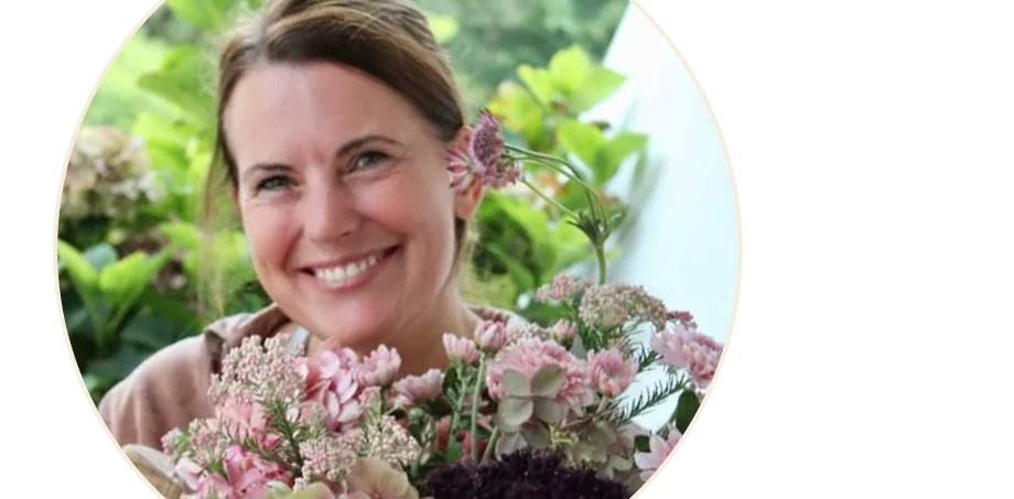 Person mit Blumendeko: rosa Sommerblumen und Hortensien als natürliche Wohn‑ und Gartendekoration