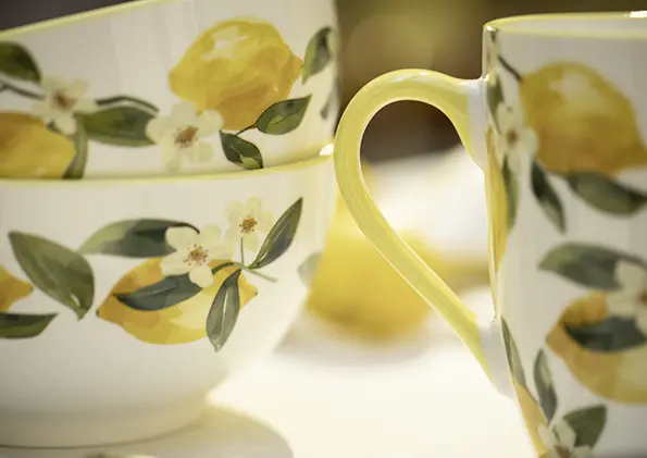 Geschenkgutschein mit Motiv von Tasse und Schale aus Porzellan mit Zitronen- und Blütendekor