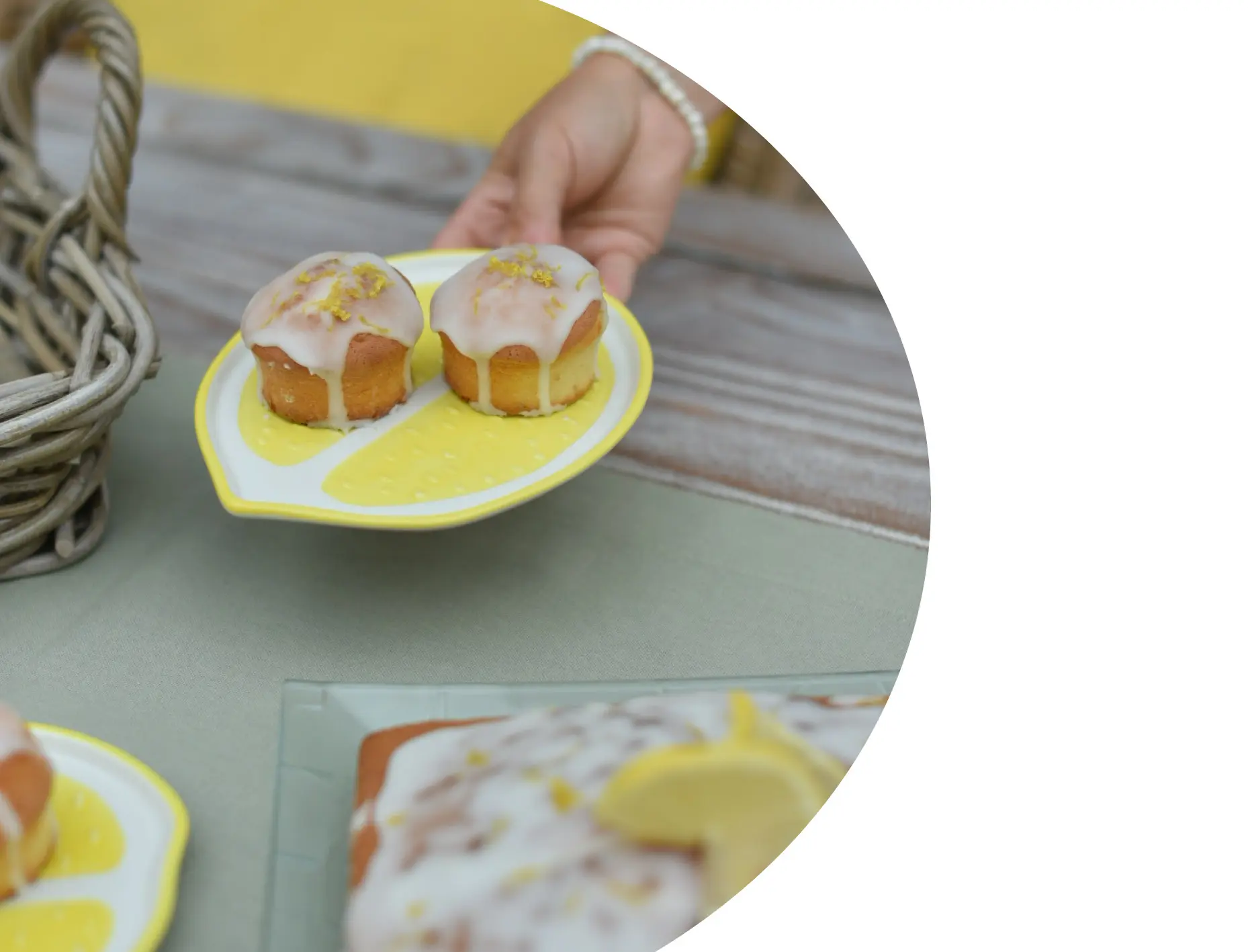 Tischdeko: Zitronenteller mit kleinen Zitronenküchlein als sommerliche Kaffee‑ und Kuchendekoration