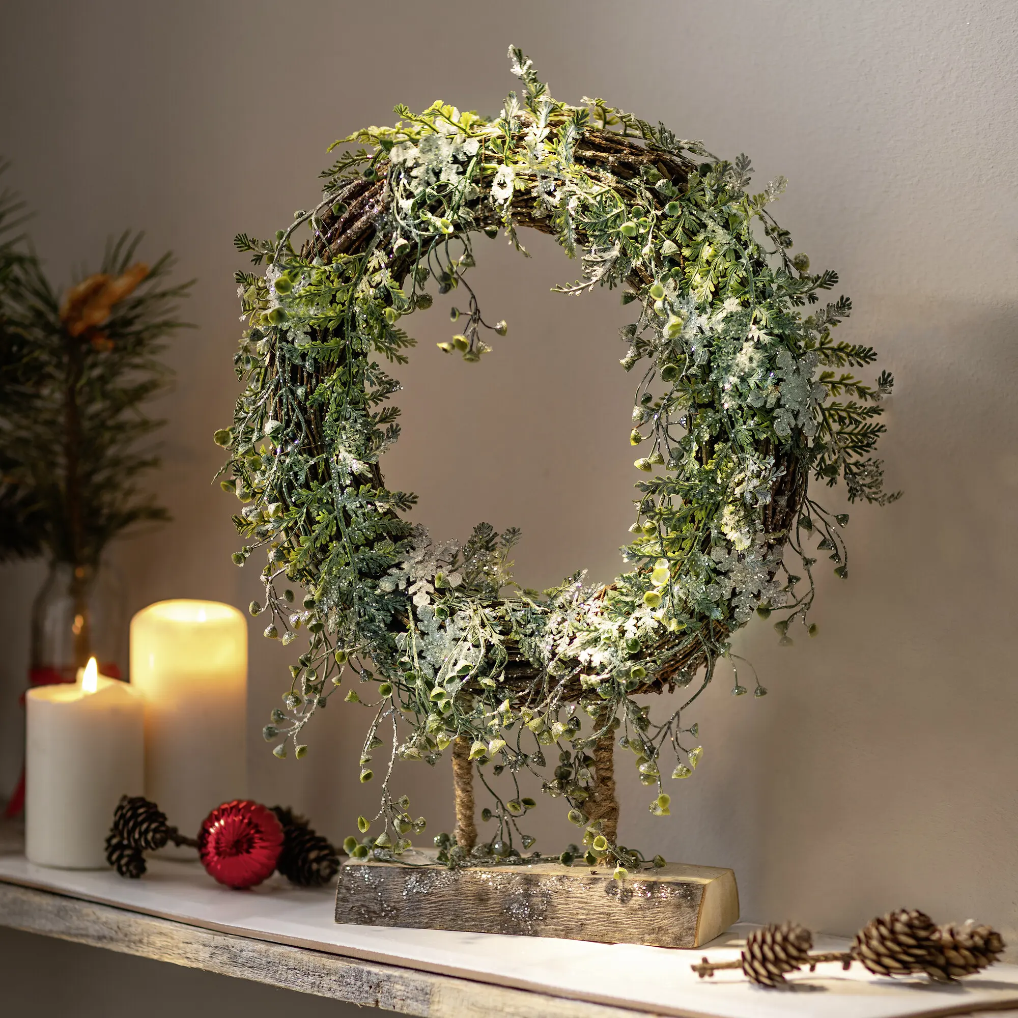 Kranz "Winter-Green" im Frank Flechtwaren Online Shop für Weihnachtliche Kränze kaufen Kranz "Winter-Green" im Frank Flechtwaren Online Shop für Weihnachtliche Kränze kaufen