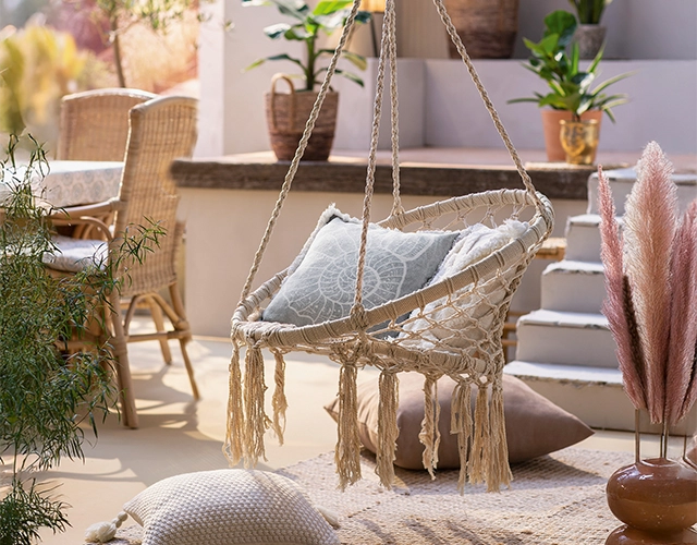 Wohninspiration: Makramee‑Hängesessel mit Kissen als gemütliche Boho‑Dekoration für Terrasse und Wintergarten