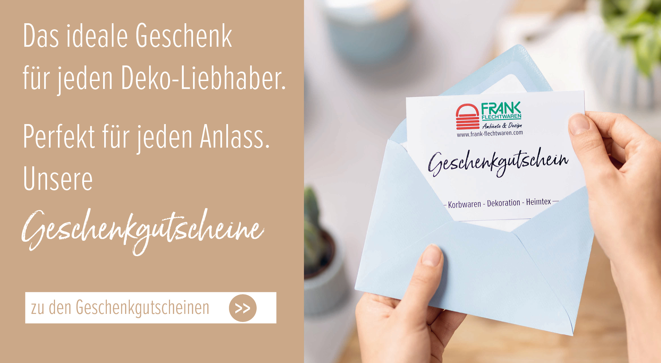 Geschenkgutschein in blauem Umschlag wird geöffnet