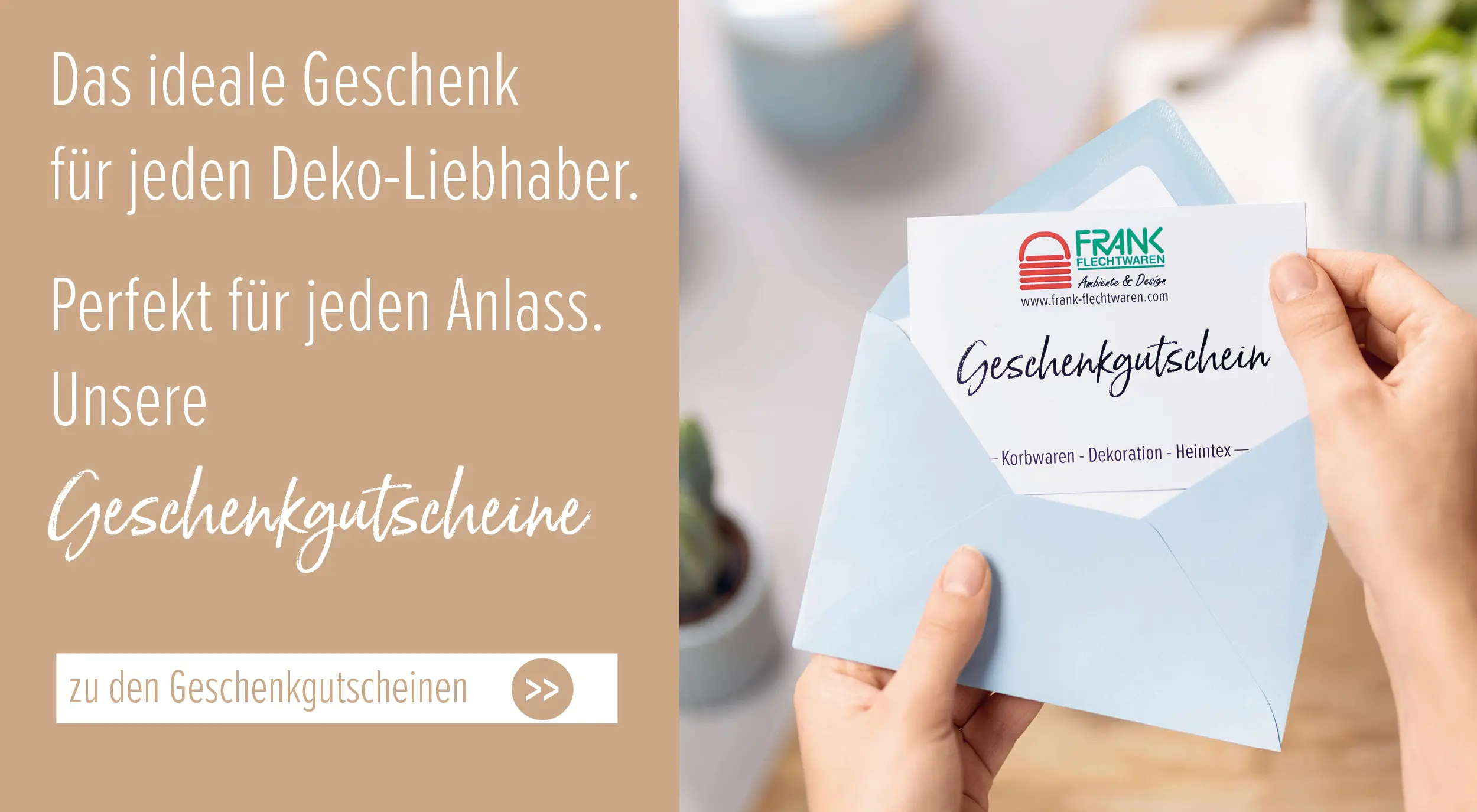 Geschenkgutschein in blauem Umschlag wird geöffnet