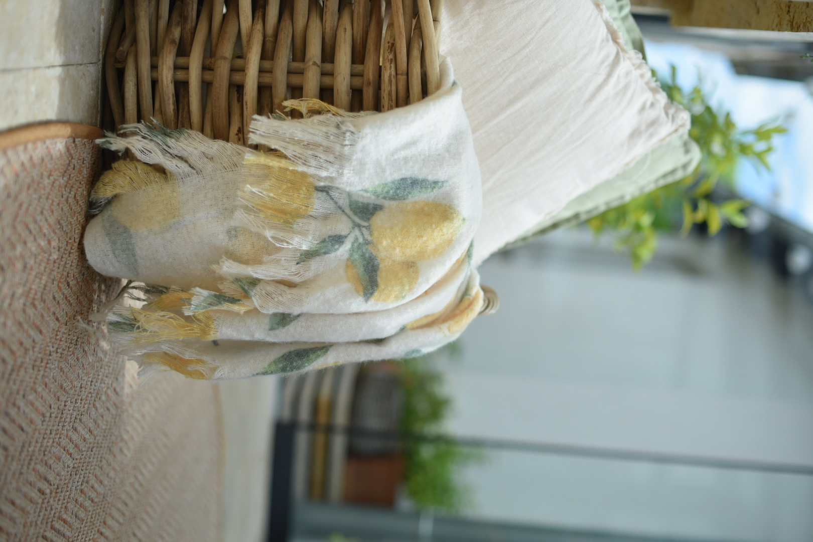 Wohntextilien: heller Schal mit Zitronenmotiv als sommerliches Wohnaccessoire im Naturlook