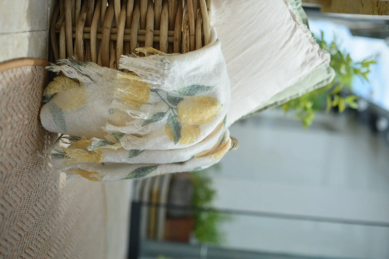Wohntextilien: heller Schal mit Zitronenmotiv als sommerliches Wohnaccessoire im Naturlook