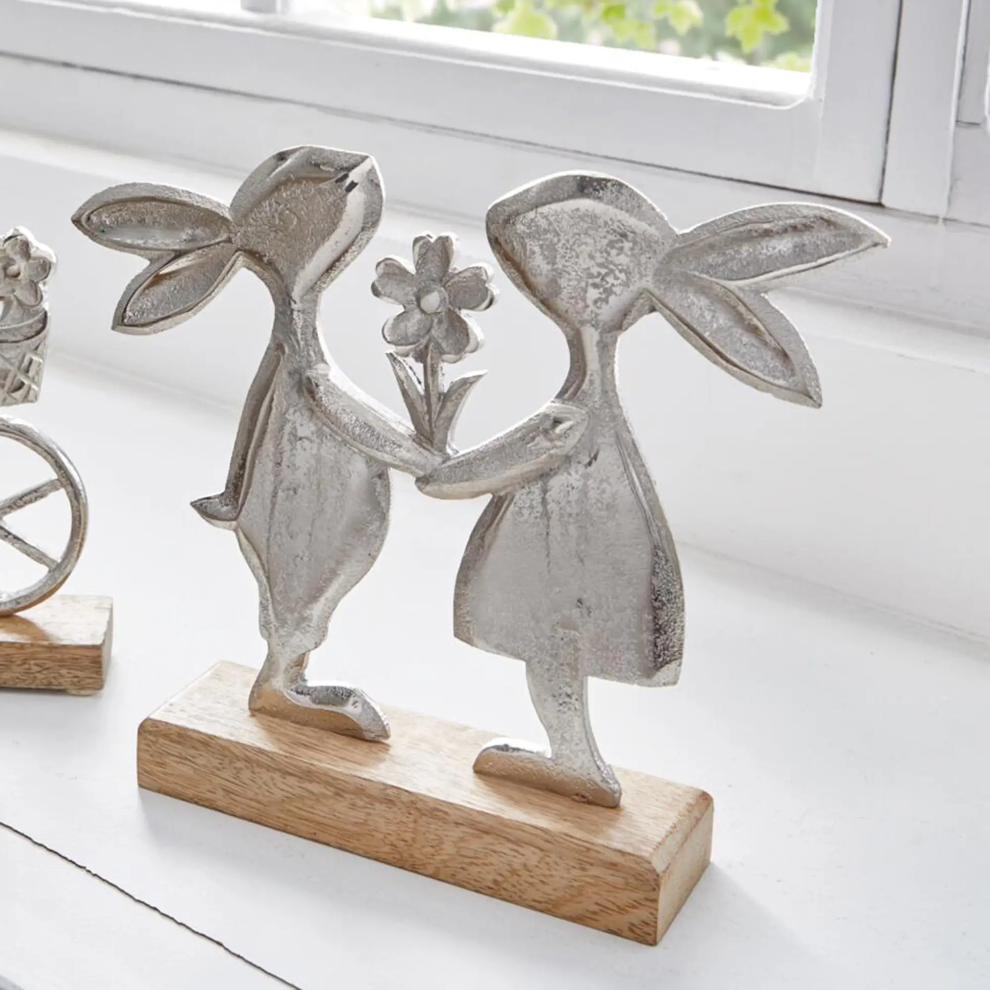 Figur "Hasenpaar mit Blumen"  im Frank Flechtwaren Online Shop kaufen
