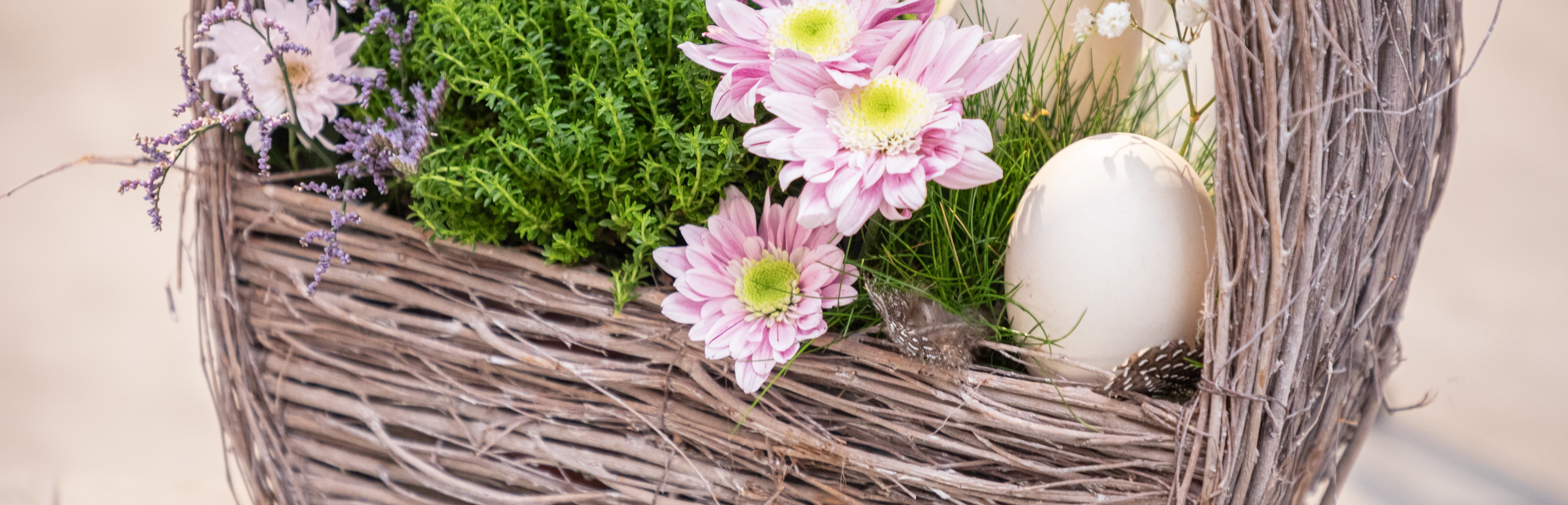 Tischdeko: festlich gedeckter Tisch mit grünem Keramikgeschirr, rosa Kerze und Holzelementen