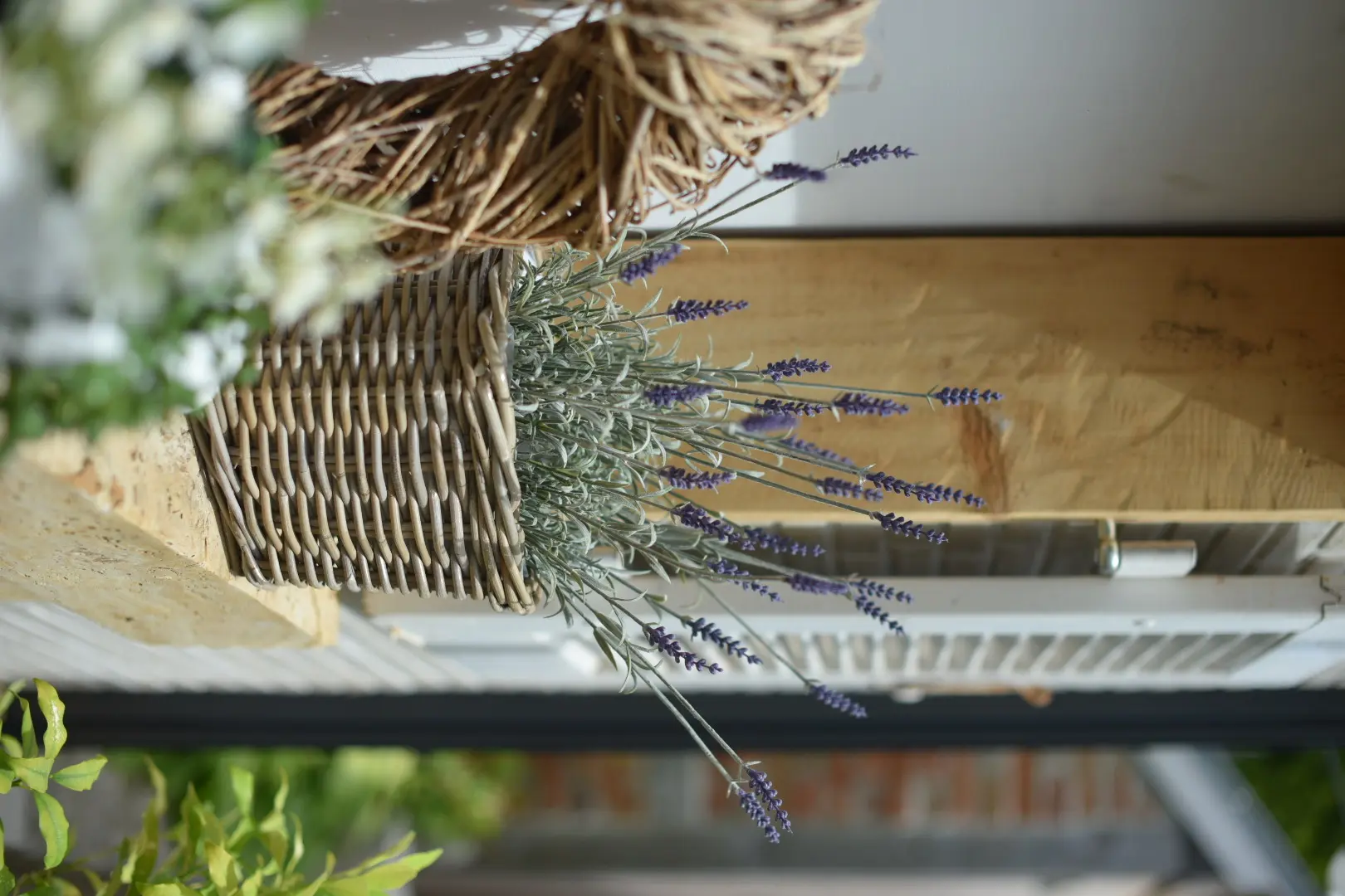 Pflanzkorb: geflochtener Rattankorb mit Lavendel als natürliche Dekoration für Terrasse und Garten