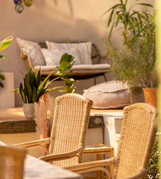 Gartendeko im Ibiza-Stil mit Sitzgruppe und mediterranen Pflanzen