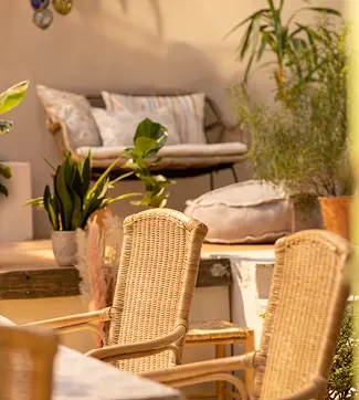 Gartendeko im Ibiza-Stil mit Sitzgruppe und mediterranen Pflanzen