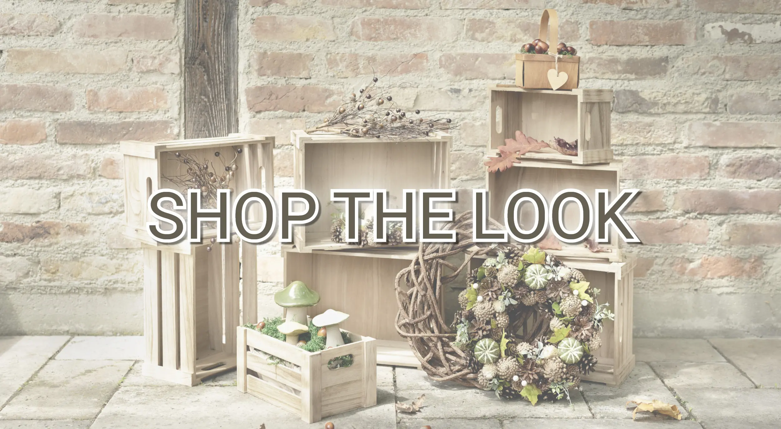Wohninspiration: Holzkisten mit Naturkranz, Pilzdeko und Herbstaccessoires als herbstliche Dekoration