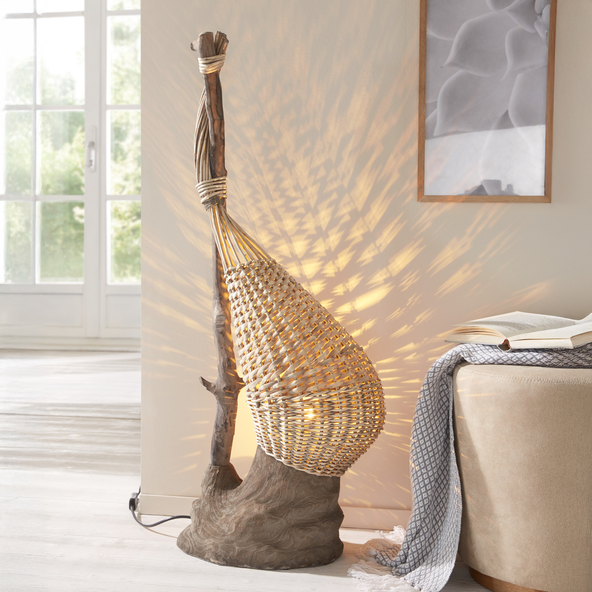Stehlampe "Embraced" im Frank Flechtwaren Online Shop für Wohnzimmer kaufen Stehlampe "Embraced" im Frank Flechtwaren Online Shop für Wohnzimmer kaufen