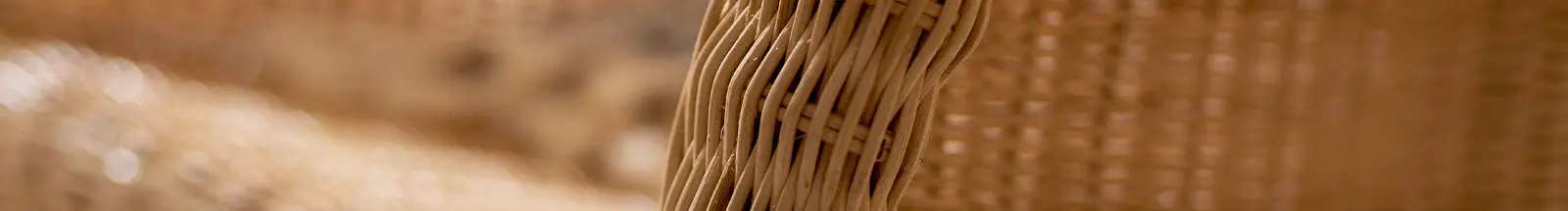 Nahaufnahme eines braunen, geflochtenen Korbs aus Rattan