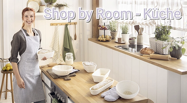 Küchendeko: Holzarbeitsplatte mit Backzubehör, Schüsseln und Kräutern als stilvolle Küchendekoration