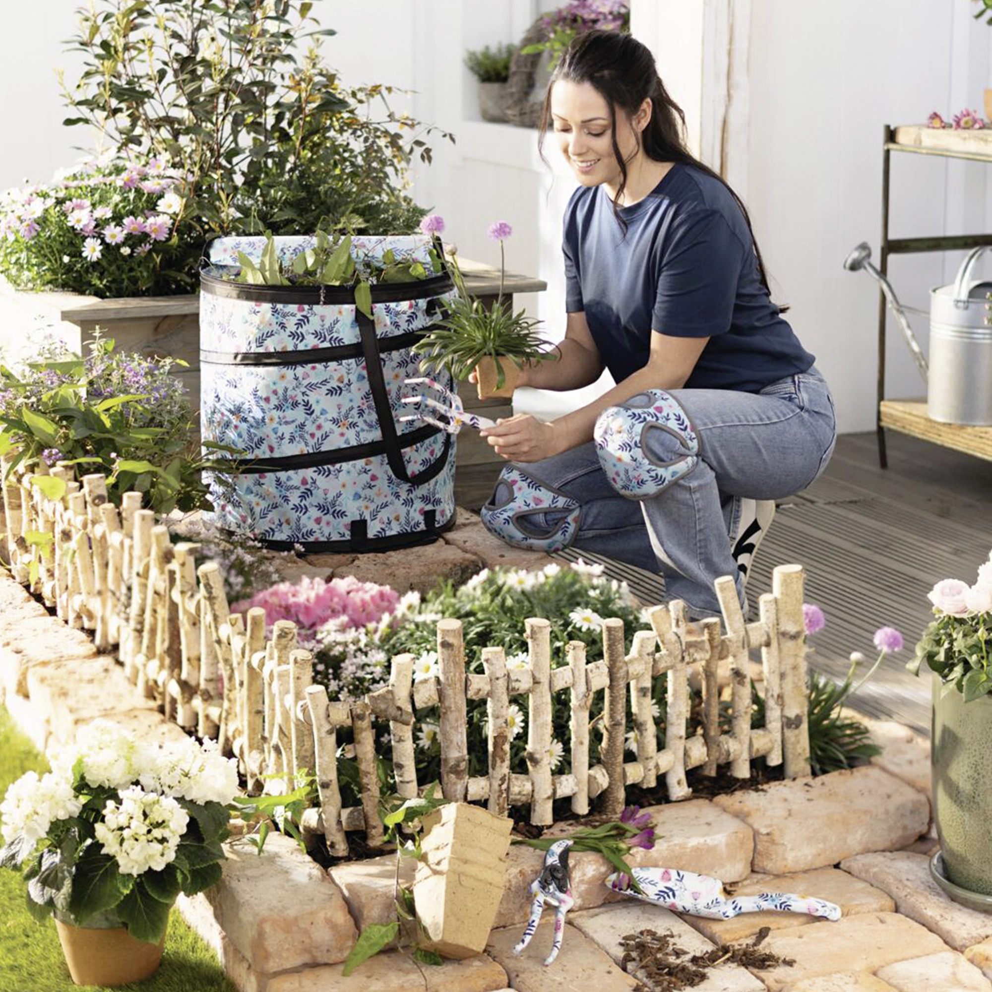 Gartenzubehör: florales Garten‑Set mit Kniepolstern, Pflanztasche und Handwerkzeug bei Beetarbeit