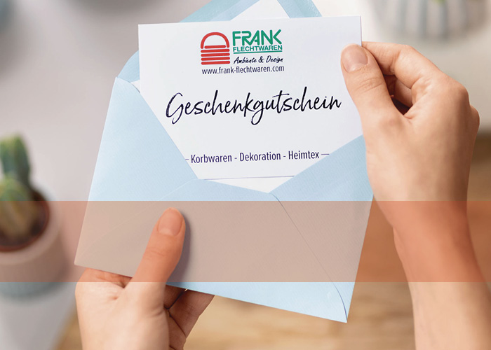 Geschenkgutschein Geschenkgutschein wird aus einem blauen Umschlag genommen