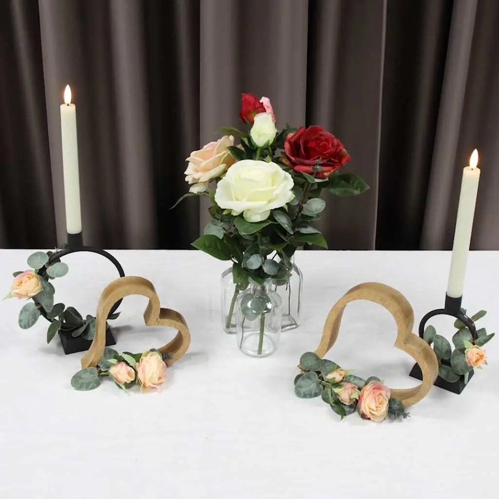 Tischdeko: Rosenstrauß in Glasvasen mit Holzherzen und Stabkerzen als romantische Dekoration