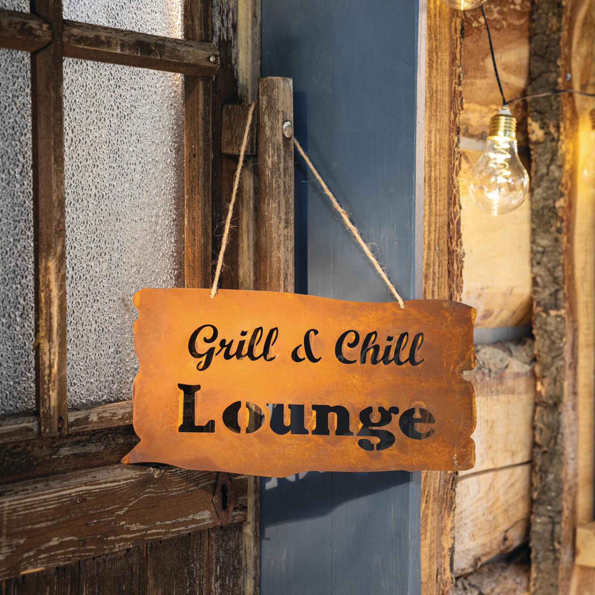 Schild "Grill &amp; Chill Lounge"  im Frank Flechtwaren Online Shop für Gerade eingetroffen kaufen