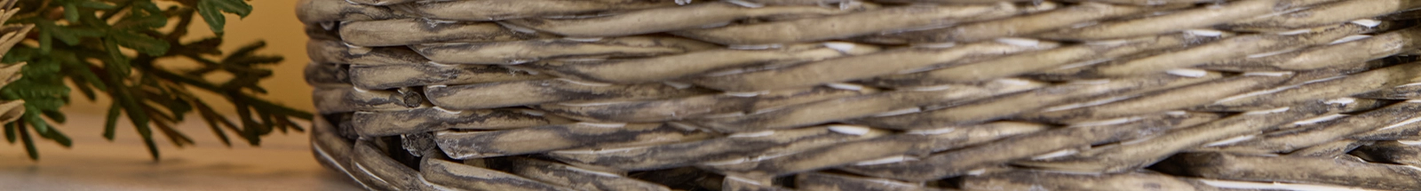 Korbwaren: geflochtener Weidenkorb in Naturfarbe als zeitlose Wohn‑ und Aufbewahrungsdekoration