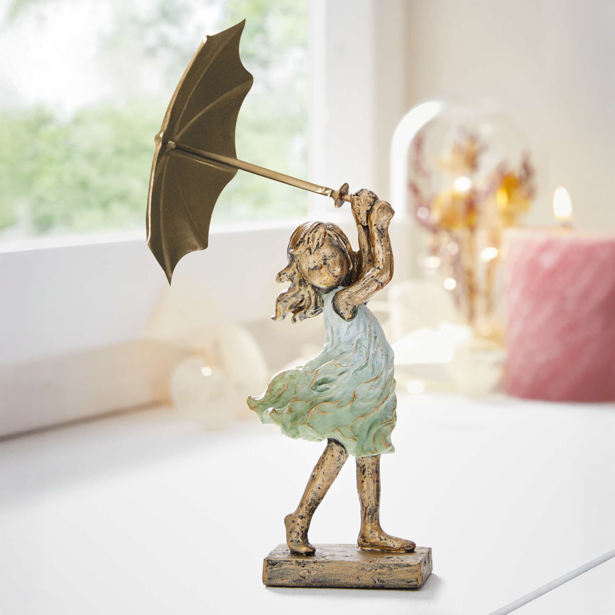 Figur "Mädchen mit Schirm"  im Frank Flechtwaren Online Shop kaufen