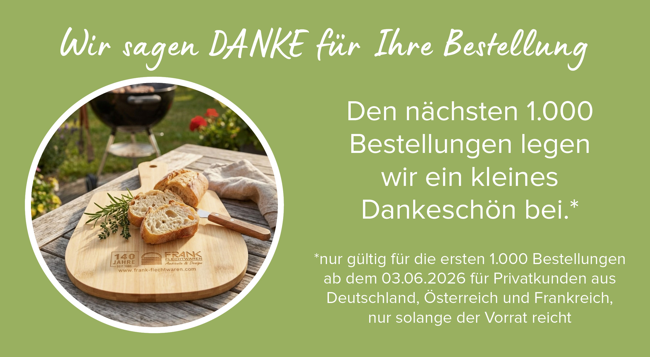 Give-away: Holz‑Schneidebrett mit Brot, Messer und Kräutern als Geschenk zur Gartenparty