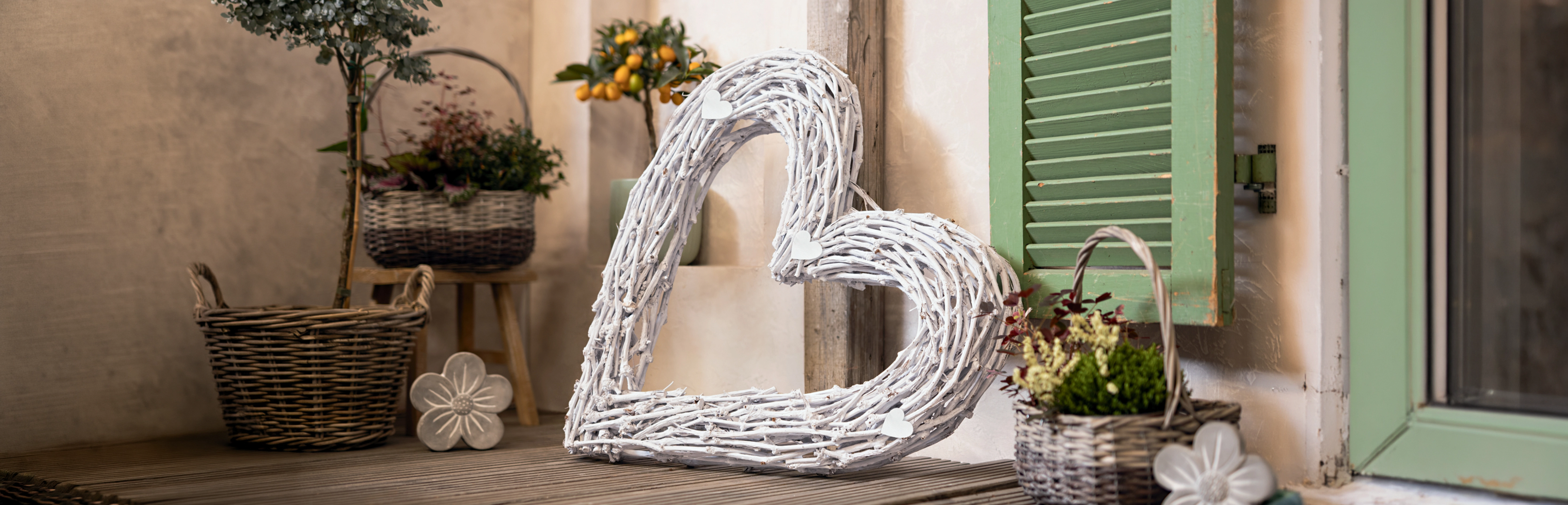 Herzdeko: großes geflochtenes Herz aus Weide als romantische Gartendekoration