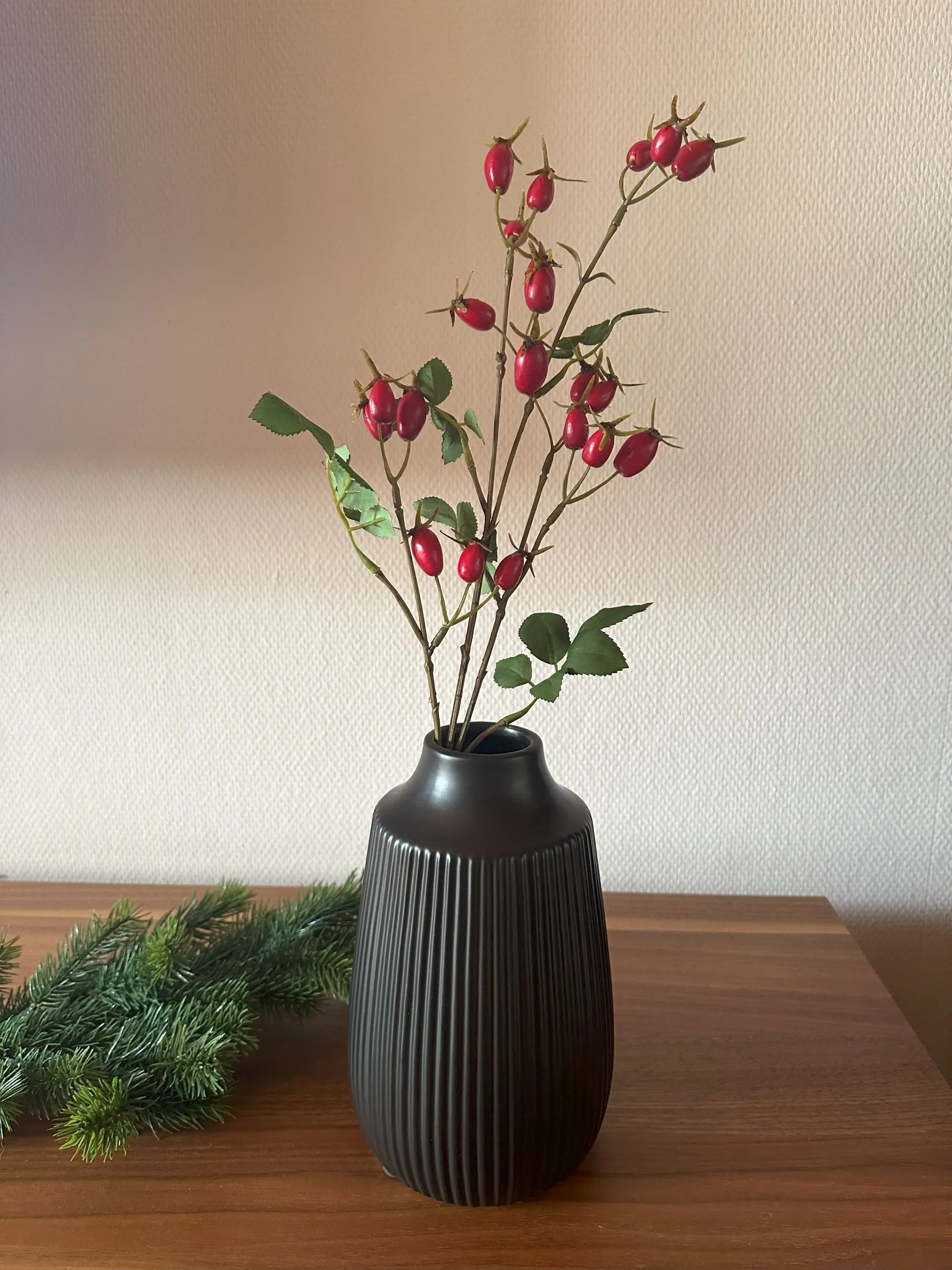 Kunstzweig "Hagebutten" im Frank Flechtwaren Online Shop für Weihnachten kaufen Kunstzweig "Hagebutten" im Frank Flechtwaren Online Shop für Weihnachten kaufen