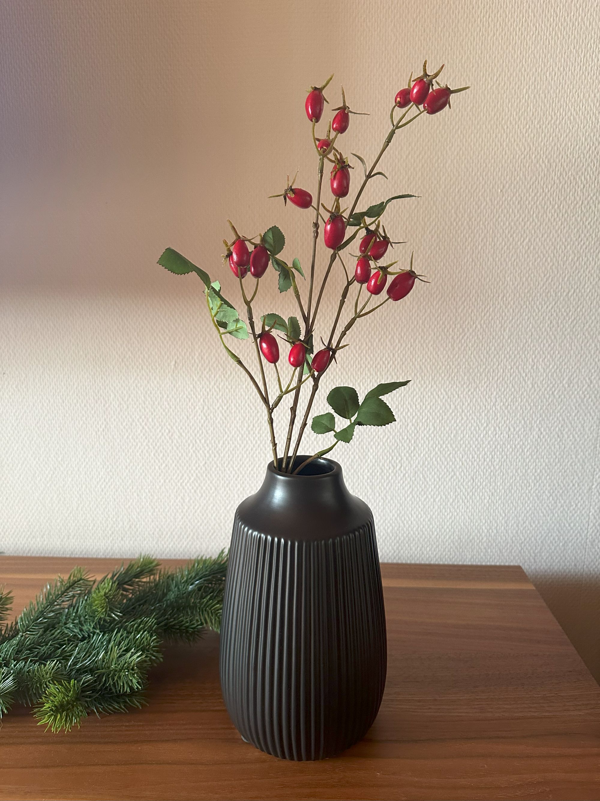 Kunstzweig "Hagebutten"  im Frank Flechtwaren Online Shop für Weihnachten kaufen