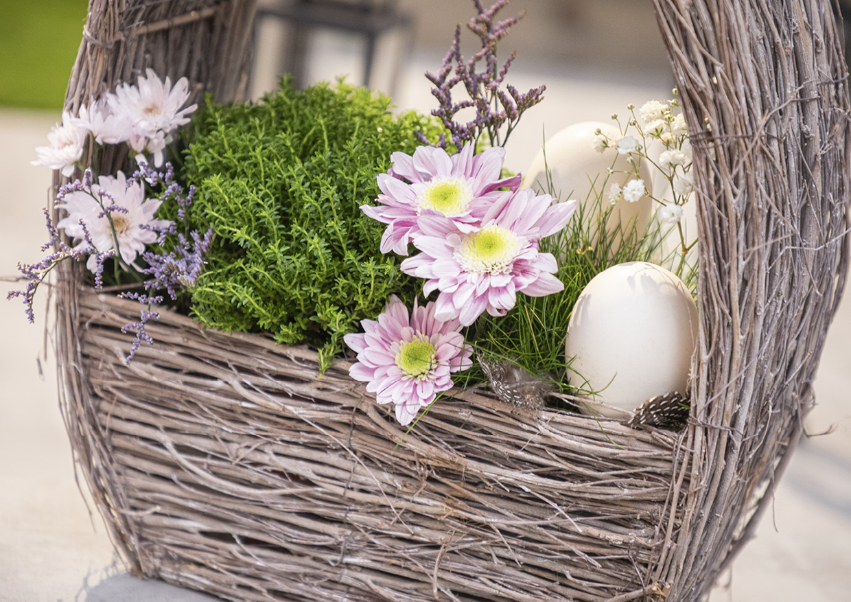 Das Bild zeigt einen Pflanzkorb. Er hat die Form eines Ostereis.