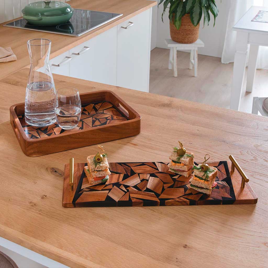 Küchenaccessoires: rechteckige Holztabletts mit Mosaikmuster als dekorative Servierdeko
