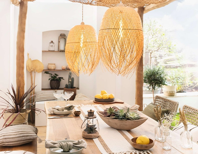 Wohninspiration: Esstisch mit Rattanlampen, Holzdeko und Zitronen als sommerliche Innenraumgestaltung