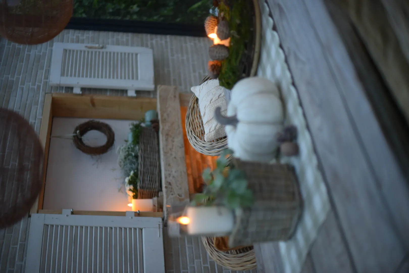 Wohninspiration: Herbstdeko mit Zierkürbis, Windlichtern und Körben im Landhausstil