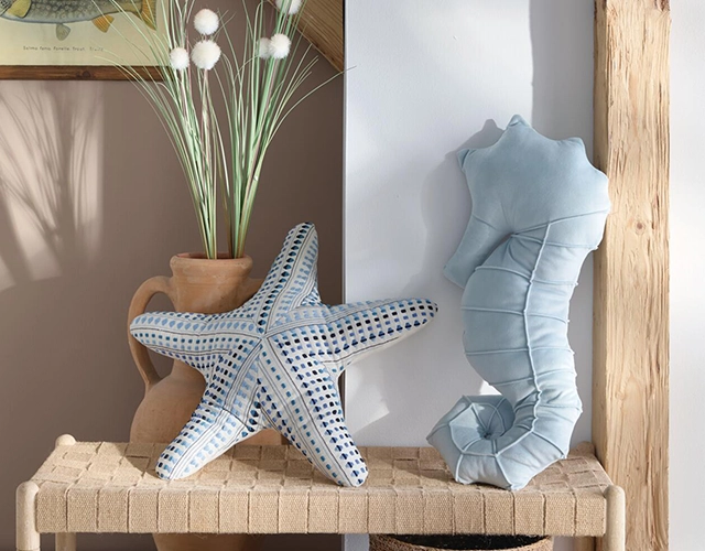 Maritimedeko: Seestern und Stoff‑Seepferdchen in Blau als maritime Wohnaccessoires im Coastal‑Stil