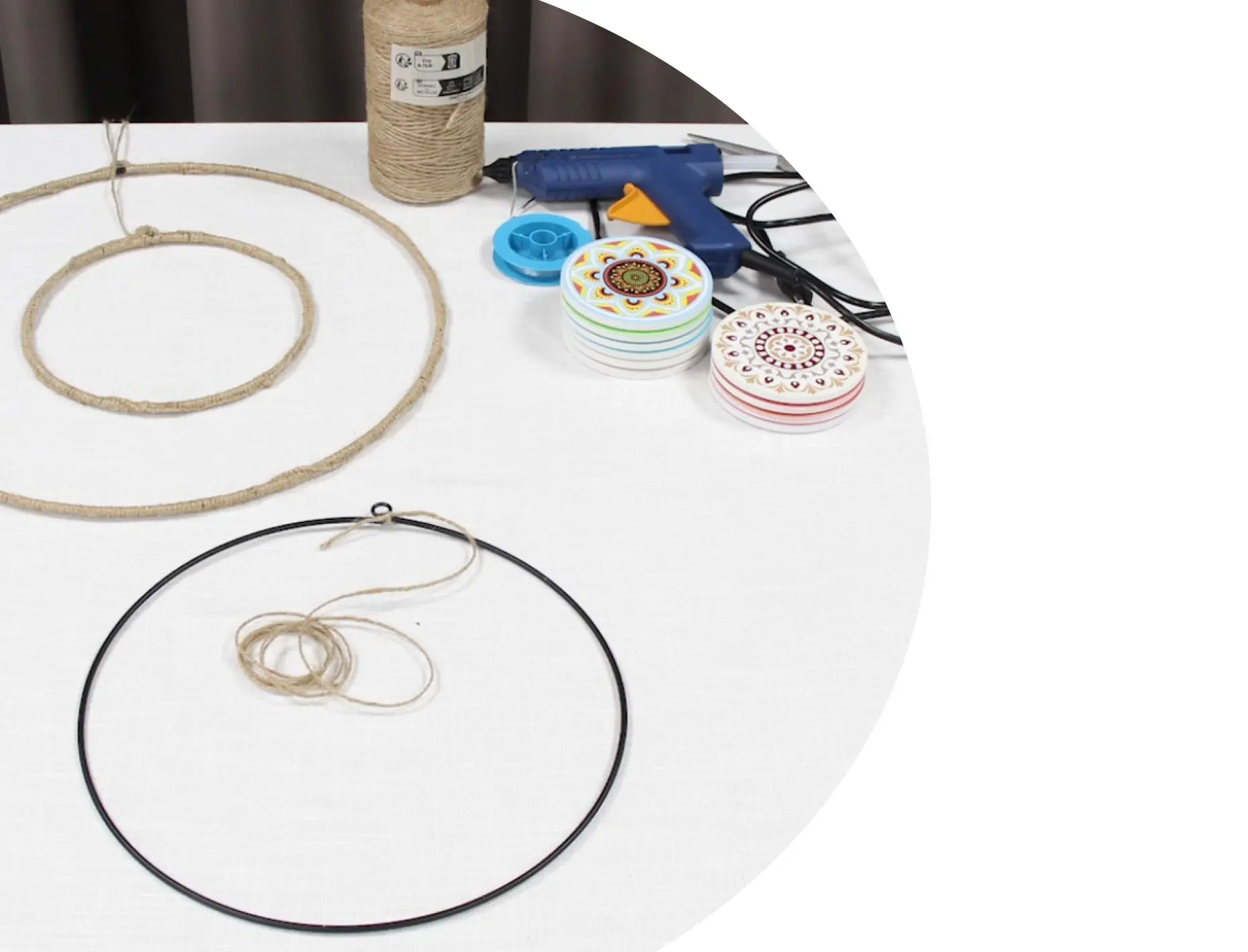 DIY‑Deko: Metallringe, Juteband und Mandala‑Anhänger als kreative Boho‑Dekoration