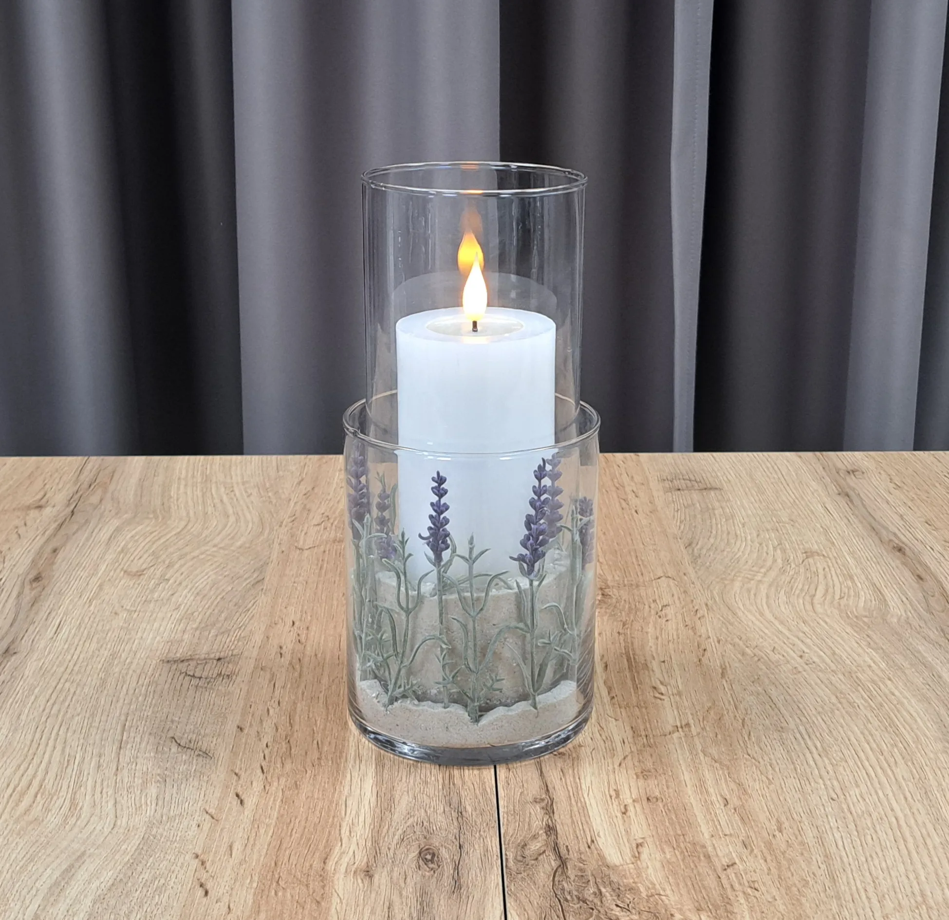 Kerzendeko: Glaszylinder mit weißer Kerze und Lavendelmotiv im Glas als ruhige Tischdekoration