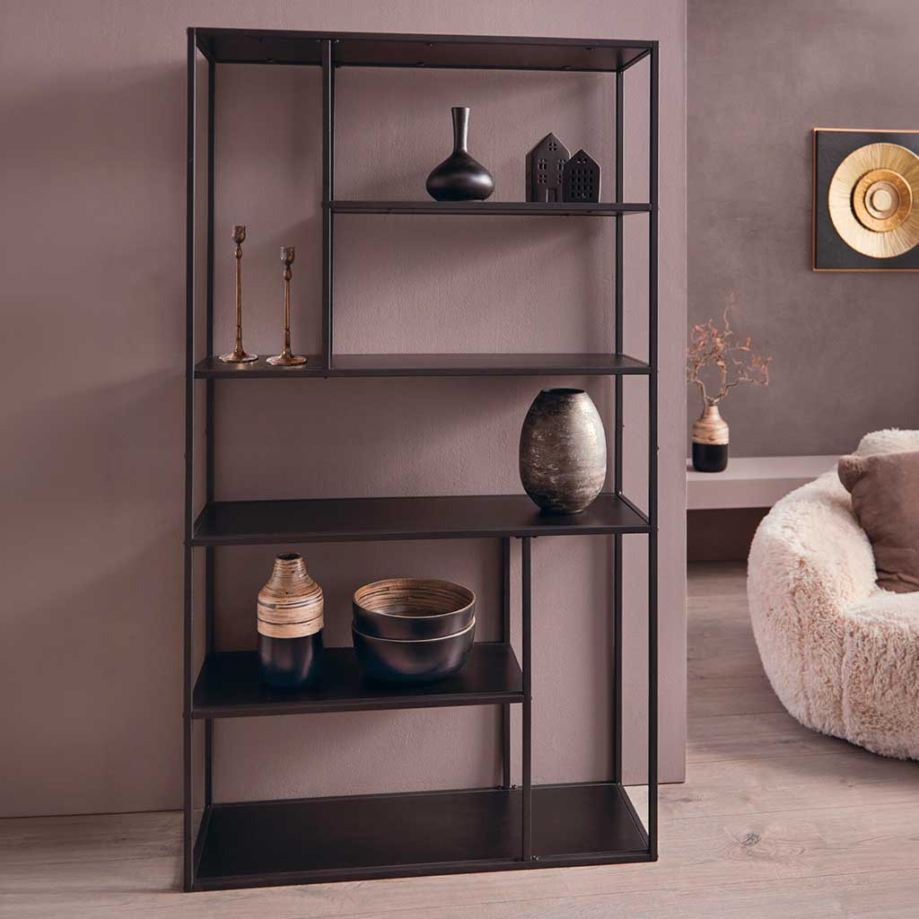 Regale: schwarzes Metallregal mit Keramikvasen als moderne Wohnraumdeko